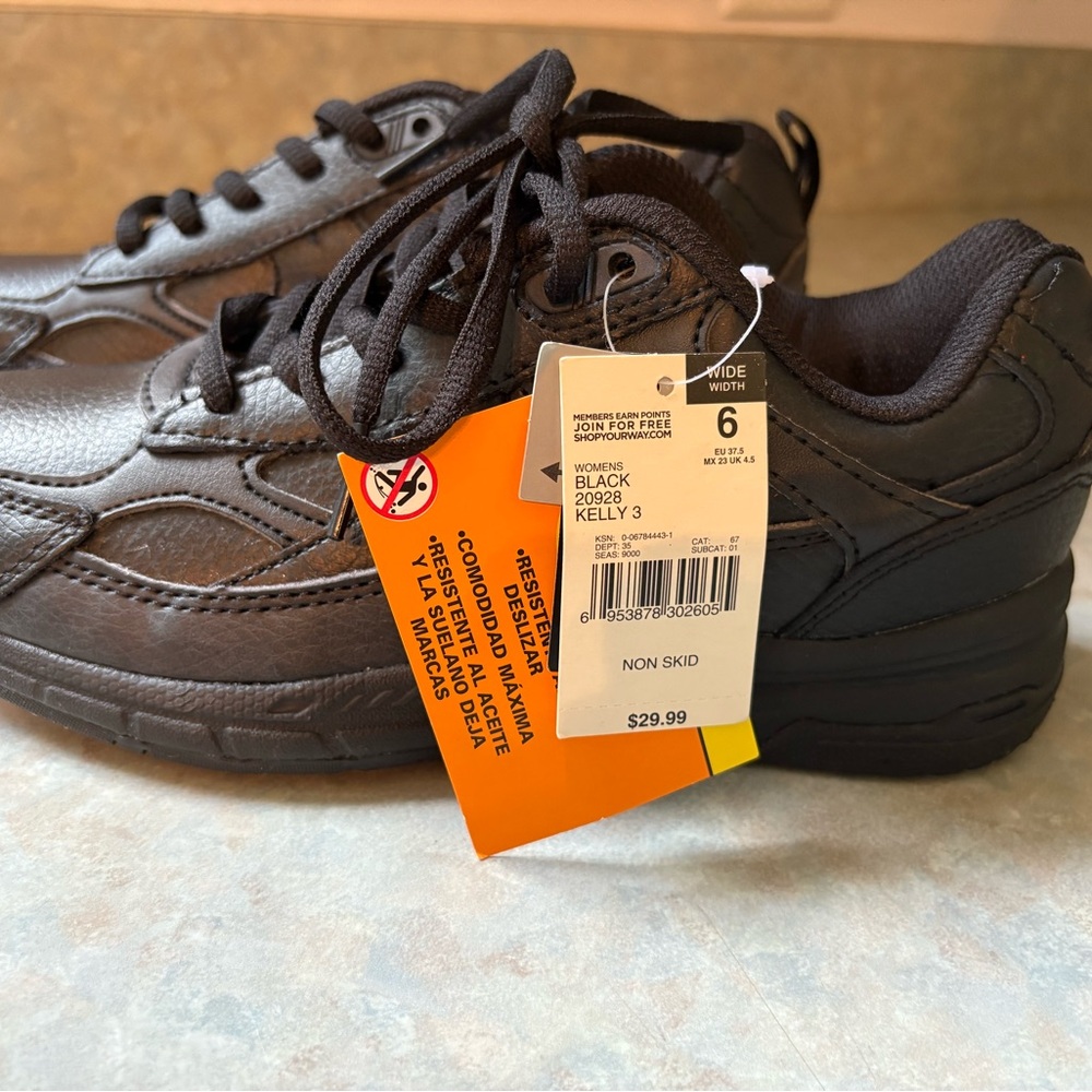 Safetrax women’s size 6 wide width, non slip shoes